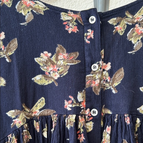Chelsea & Theodore Navy Floral Flowy Peasant Blouse size M - Picture 6 of 6
